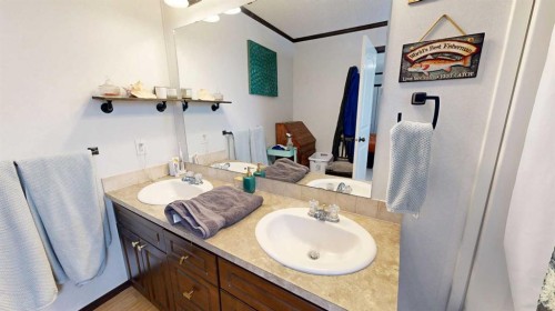 105 5 Avenue, Gadsby, AB - Indoor Photo Showing Bathroom