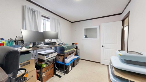 105 5 Avenue, Gadsby, AB - Indoor Photo Showing Office