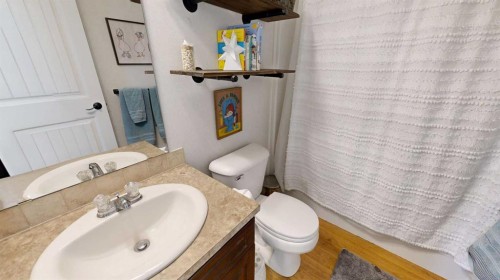 105 5 Avenue, Gadsby, AB - Indoor Photo Showing Bathroom