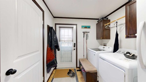 105 5 Avenue, Gadsby, AB - Indoor Photo Showing Laundry Room