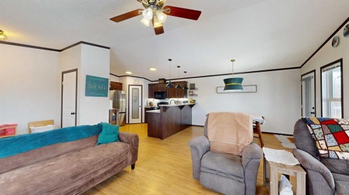 105 5 Avenue, Gadsby, AB - Indoor Photo Showing Living Room