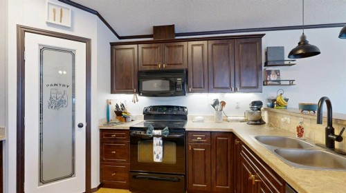 105 5 Avenue, Gadsby, AB - Indoor Photo Showing Kitchen With Double Sink