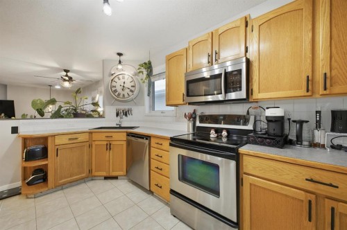 10 Halsall Street, Sylvan Lake, AB - Indoor Photo Showing Kitchen With Stainless Steel Kitchen