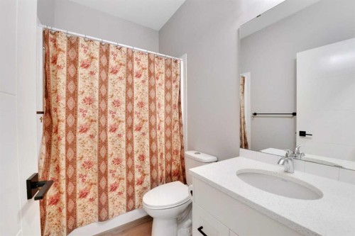12 Hammond Close, Sylvan Lake, AB - Indoor Photo Showing Bathroom