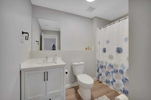12 Hammond Close, Sylvan Lake, AB - Indoor Photo Showing Bathroom