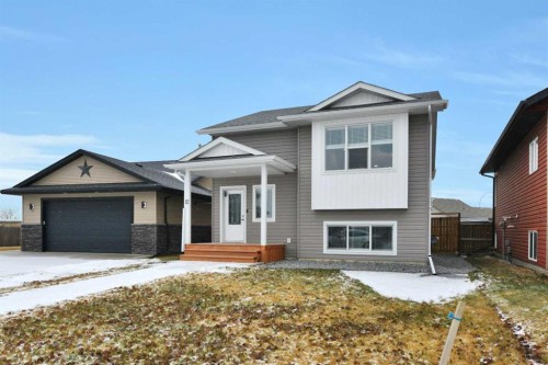 12 Hammond Close, Sylvan Lake, AB - Outdoor With Facade