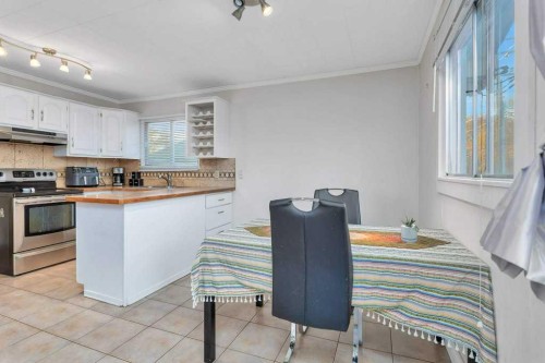 5702 West Park Crescent, Red Deer, AB - Indoor Photo Showing Kitchen