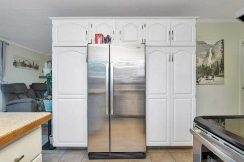 5702 West Park Crescent, Red Deer, AB - Indoor Photo Showing Kitchen
