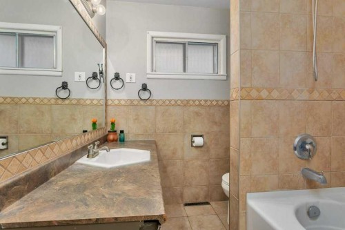 5702 West Park Crescent, Red Deer, AB - Indoor Photo Showing Bathroom
