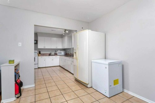 5702 West Park Crescent, Red Deer, AB - Indoor Photo Showing Kitchen