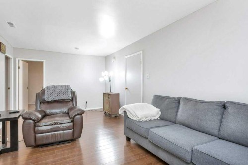 5702 West Park Crescent, Red Deer, AB - Indoor Photo Showing Living Room