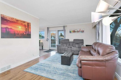 5702 West Park Crescent, Red Deer, AB - Indoor Photo Showing Living Room