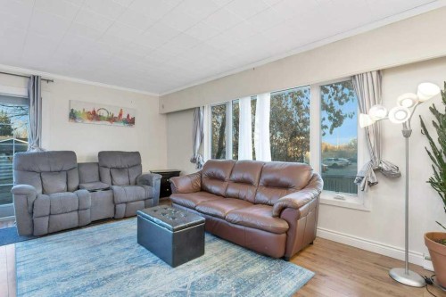5702 West Park Crescent, Red Deer, AB - Indoor Photo Showing Living Room