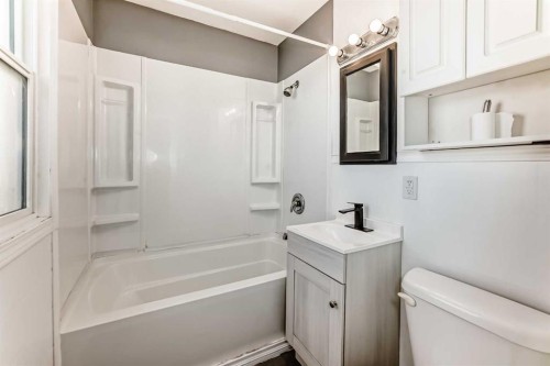 168 Tamarac Boulevard, Springbrook, AB - Indoor Photo Showing Bathroom