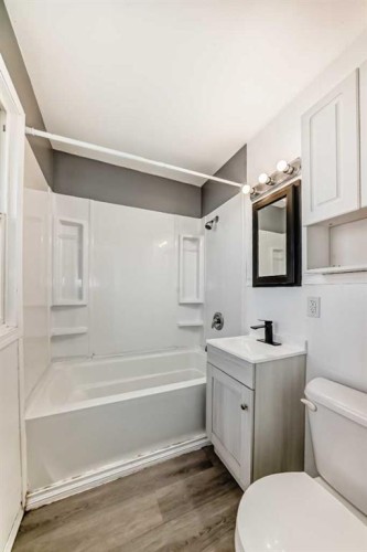 168 Tamarac Boulevard, Springbrook, AB - Indoor Photo Showing Bathroom