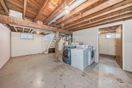 168 Tamarac Boulevard, Springbrook, AB - Indoor Photo Showing Laundry Room