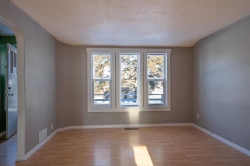 140 1St Street, Edberg, AB - Indoor Photo Showing Other Room