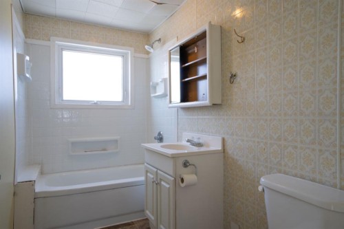140 1St Street, Edberg, AB - Indoor Photo Showing Bathroom