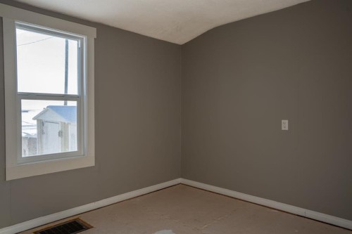140 1St Street, Edberg, AB - Indoor Photo Showing Other Room