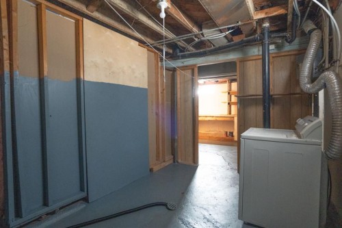 140 1St Street, Edberg, AB - Indoor Photo Showing Laundry Room