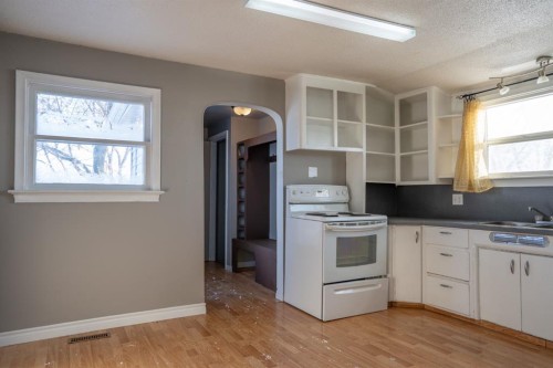 140 1St Street, Edberg, AB - Indoor Photo Showing Kitchen