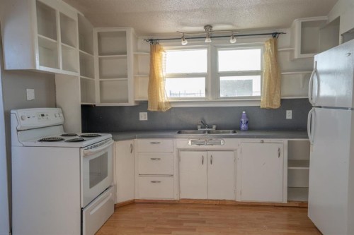 140 1St Street, Edberg, AB - Indoor Photo Showing Kitchen With Double Sink