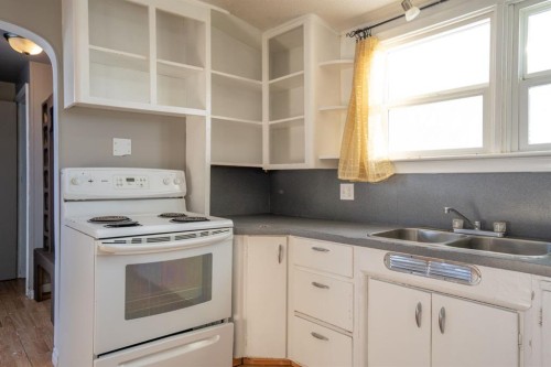 140 1St Street, Edberg, AB - Indoor Photo Showing Kitchen With Double Sink