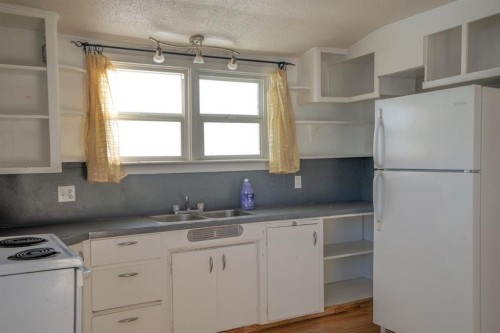 140 1St Street, Edberg, AB - Indoor Photo Showing Kitchen With Double Sink