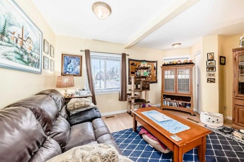 2035 20Th Avenue, Bowden, AB - Indoor Photo Showing Living Room