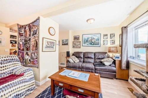 2035 20Th Avenue, Bowden, AB - Indoor Photo Showing Living Room