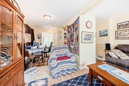 2035 20Th Avenue, Bowden, AB - Indoor Photo Showing Living Room