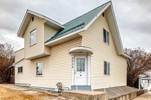 2035 20Th Avenue, Bowden, AB - Outdoor