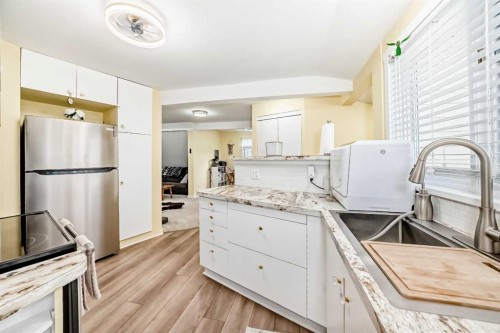 2035 20Th Avenue, Bowden, AB - Indoor Photo Showing Kitchen