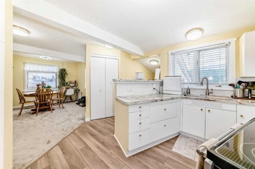 2035 20Th Avenue, Bowden, AB - Indoor Photo Showing Kitchen