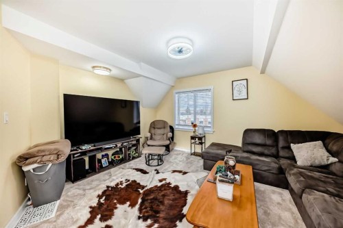 2035 20Th Avenue, Bowden, AB - Indoor Photo Showing Living Room