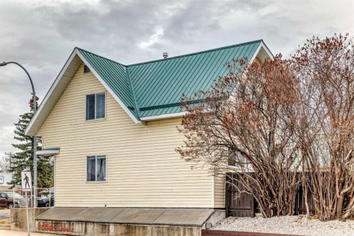 2035 20Th Avenue, Bowden, AB - Outdoor