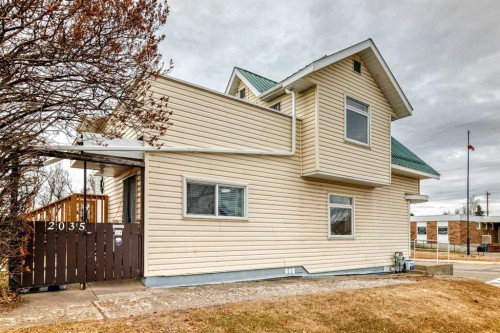 2035 20Th Avenue, Bowden, AB - Outdoor With Exterior