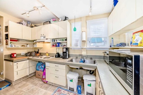 2035 20Th Avenue, Bowden, AB - Indoor Photo Showing Kitchen With Double Sink