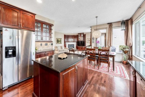 40 Cougar Ridge Heights Sw, Calgary, AB - Indoor Photo Showing Kitchen