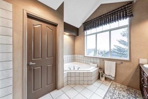 40 Cougar Ridge Heights Sw, Calgary, AB - Indoor Photo Showing Bathroom