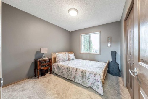 40 Cougar Ridge Heights Sw, Calgary, AB - Indoor Photo Showing Bedroom
