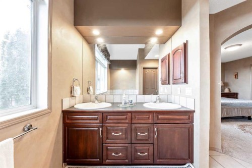 40 Cougar Ridge Heights Sw, Calgary, AB - Indoor Photo Showing Bathroom