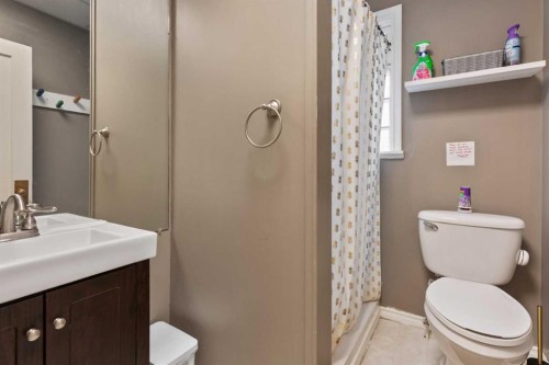 4714 48 Street, Camrose, AB - Indoor Photo Showing Bathroom
