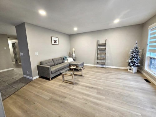 4703 44 Street, Sylvan Lake, AB - Indoor