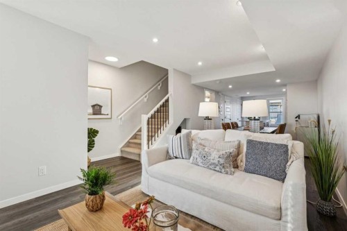 107-135 Mahogany Parade Se, Calgary, AB - Indoor Photo Showing Living Room
