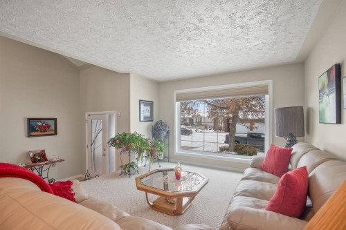 5 Atlee Close, Red Deer, AB - Indoor Photo Showing Living Room