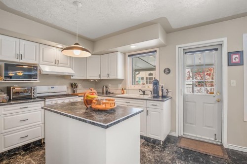 5 Atlee Close, Red Deer, AB - Indoor Photo Showing Kitchen