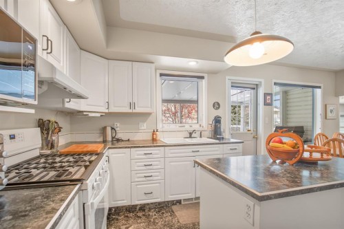 5 Atlee Close, Red Deer, AB - Indoor Photo Showing Kitchen