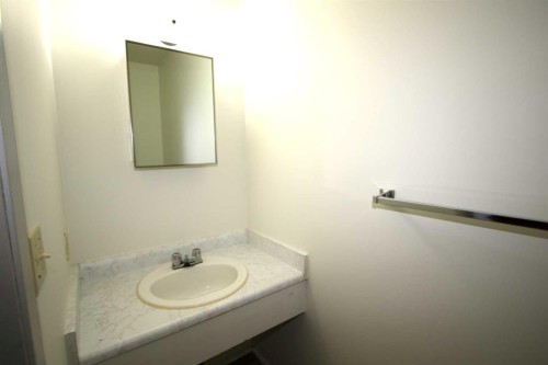 44-7124 Gray Drive, Red Deer, AB - Indoor Photo Showing Bathroom