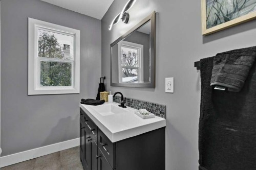 5321 42 Avenue, Red Deer, AB - Indoor Photo Showing Bathroom